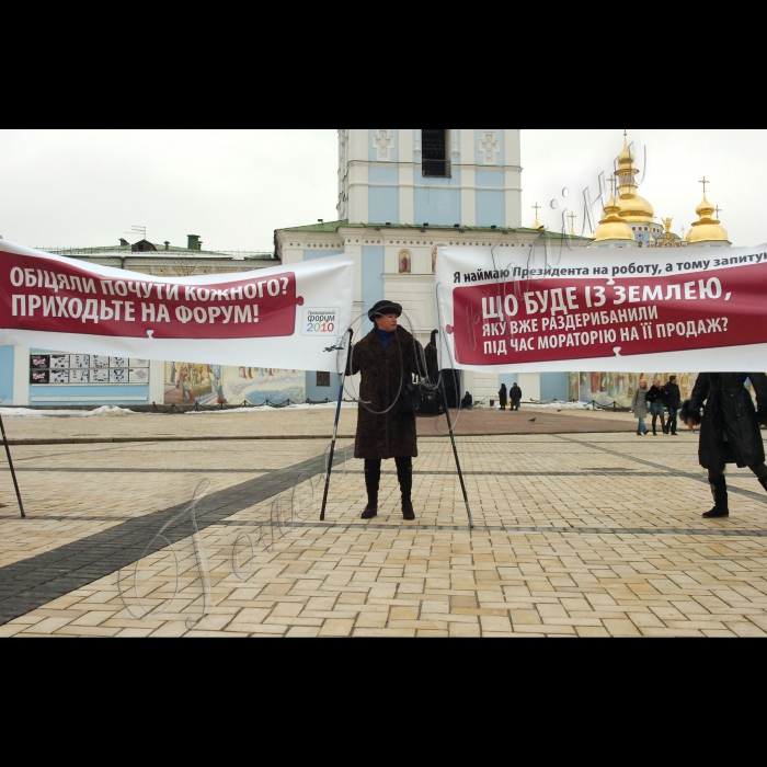 24 лютого 2010 у Києві на Михайлівській площі відбувся загальнонаціональний флеш-моб «Новообраний Президенте, почуйте кожного!» Мета акції - запросити новообраного Президента на Громадський форум 5 березня в Український дім, щоб, він безпосередньо відповів на головні запитання щодо розвитку країни.