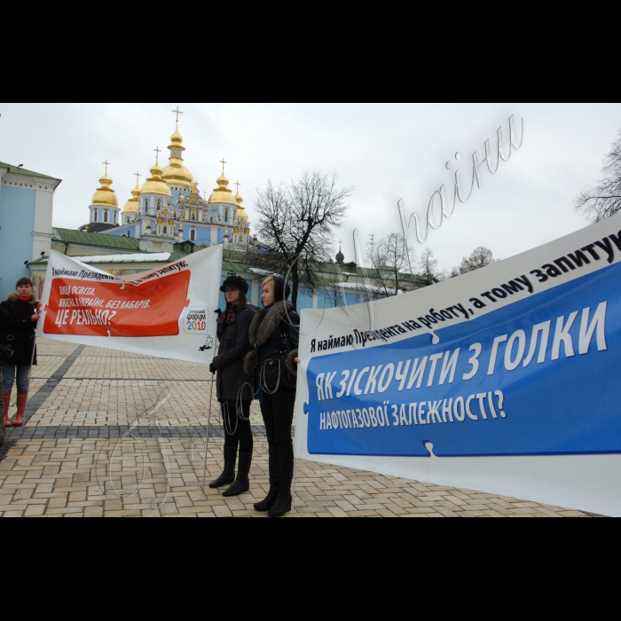 24 лютого 2010 у Києві на Михайлівській площі відбувся загальнонаціональний флеш-моб «Новообраний Президенте, почуйте кожного!» Мета акції - запросити новообраного Президента на Громадський форум 5 березня в Український дім, щоб, він безпосередньо відповів на головні запитання щодо розвитку країни.