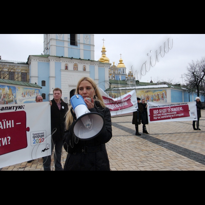 24 лютого 2010 у Києві на Михайлівській площі відбувся загальнонаціональний флеш-моб «Новообраний Президенте, почуйте кожного!» Мета акції - запросити новообраного Президента на Громадський форум 5 березня в Український дім, щоб, він безпосередньо відповів на головні запитання щодо розвитку країни.