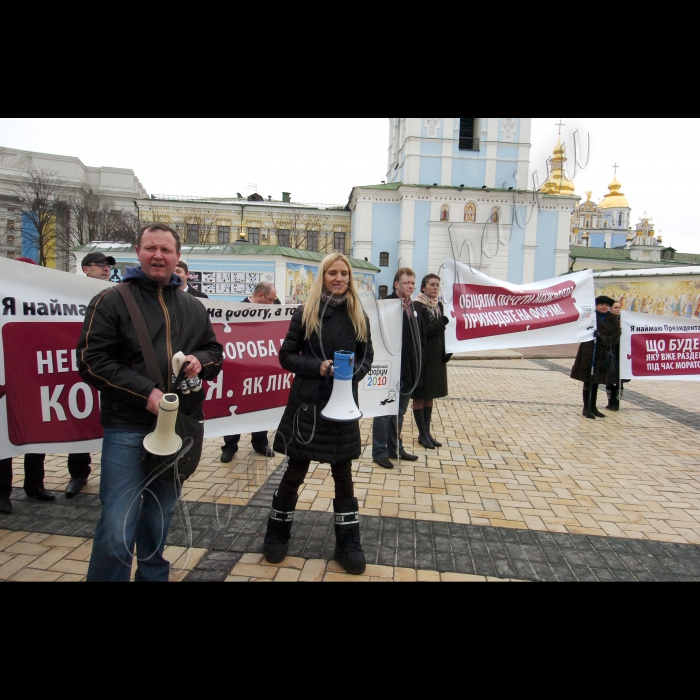 24 лютого 2010 у Києві на Михайлівській площі відбувся загальнонаціональний флеш-моб «Новообраний Президенте, почуйте кожного!» Мета акції - запросити новообраного Президента на Громадський форум 5 березня в Український дім, щоб, він безпосередньо відповів на головні запитання щодо розвитку країни.
