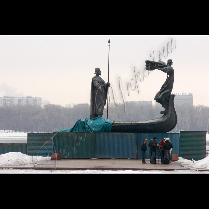 24 лютого 2010 пам'ятник засновникам Києва - Кию, Щеку, Хориву та Либідь, що на Дніпровській набережній, розвалився.
Як повідомляє “Українська правда», відвалилася задня частина монумента зі скульптурами Щека та Хорива. Як повідомили в Печерському райуправлінні міліції, пам'ятник розвалився 23 лютого ввечері.
