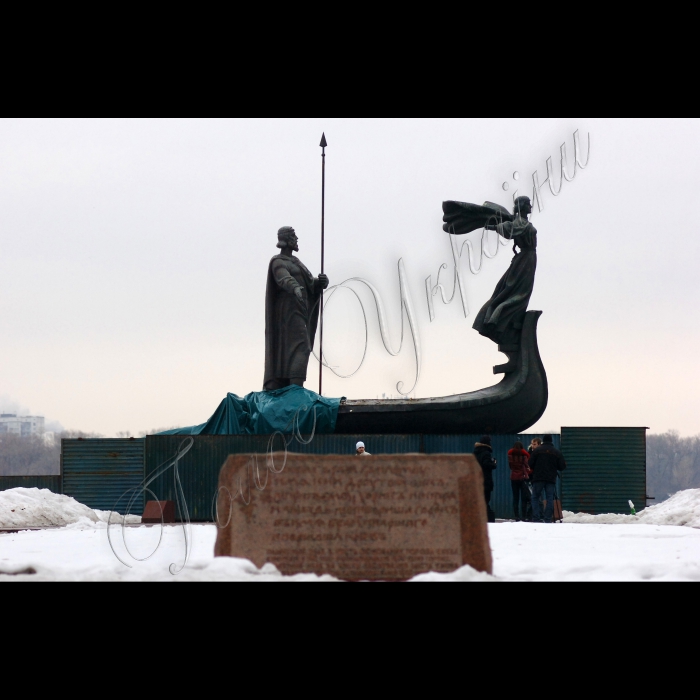 24 лютого 2010 пам'ятник засновникам Києва - Кию, Щеку, Хориву та Либідь, що на Дніпровській набережній, розвалився.
Як повідомляє “Українська правда», відвалилася задня частина монумента зі скульптурами Щека та Хорива. Як повідомили в Печерському райуправлінні міліції, пам'ятник розвалився 23 лютого ввечері.
