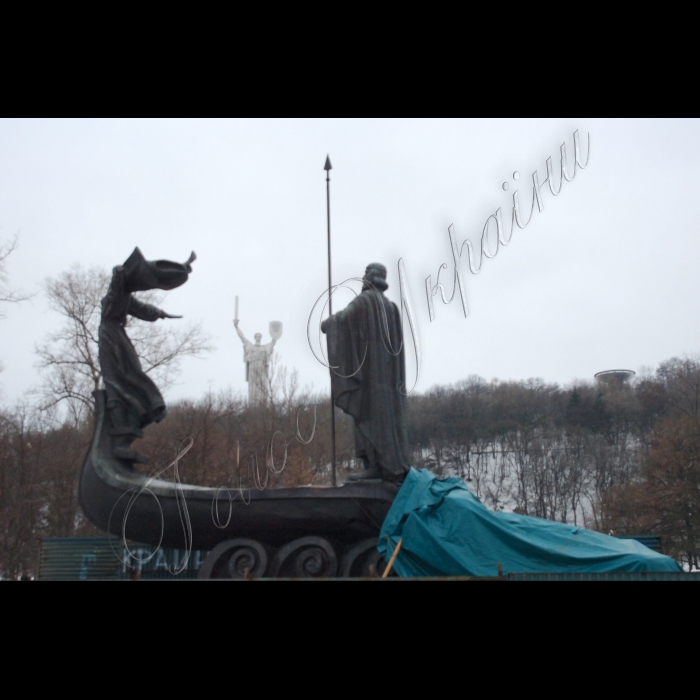 24 лютого 2010 пам'ятник засновникам Києва - Кию, Щеку, Хориву та Либідь, що на Дніпровській набережній, розвалився.
Як повідомляє “Українська правда», відвалилася задня частина монумента зі скульптурами Щека та Хорива. Як повідомили в Печерському райуправлінні міліції, пам'ятник розвалився 23 лютого ввечері.
