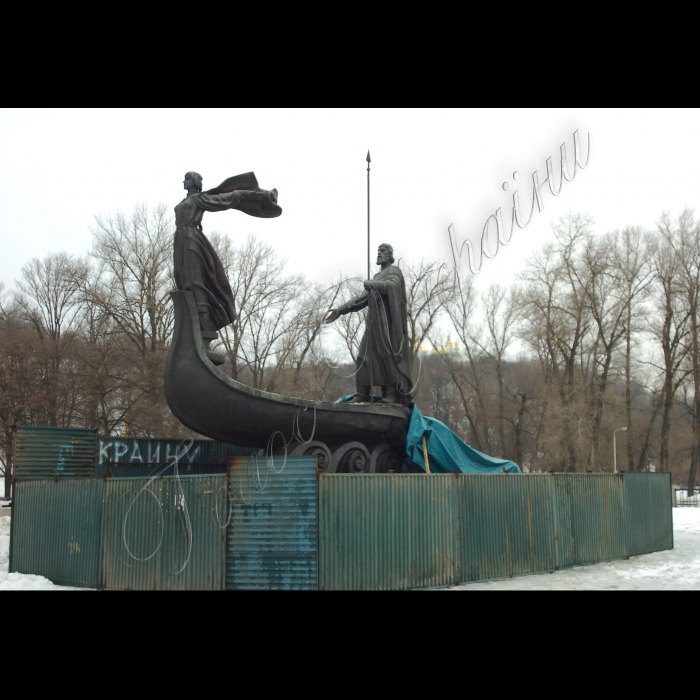24 лютого 2010 пам'ятник засновникам Києва - Кию, Щеку, Хориву та Либідь, що на Дніпровській набережній, розвалився.
Як повідомляє “Українська правда», відвалилася задня частина монумента зі скульптурами Щека та Хорива. Як повідомили в Печерському райуправлінні міліції, пам'ятник розвалився 23 лютого ввечері.

