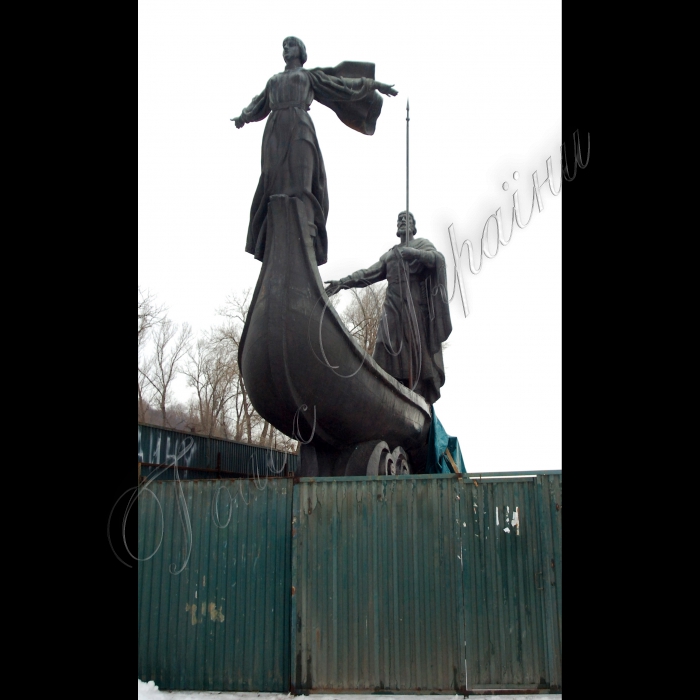 24 лютого 2010 пам'ятник засновникам Києва - Кию, Щеку, Хориву та Либідь, що на Дніпровській набережній, розвалився.
Як повідомляє “Українська правда», відвалилася задня частина монумента зі скульптурами Щека та Хорива. Як повідомили в Печерському райуправлінні міліції, пам'ятник розвалився 23 лютого ввечері.
