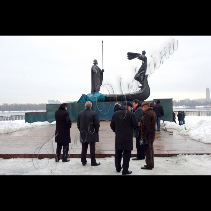 24 лютого 2010 пам'ятник засновникам Києва - Кию, Щеку, Хориву та Либідь, що на Дніпровській набережній, розвалився.
Як повідомляє “Українська правда», відвалилася задня частина монумента зі скульптурами Щека та Хорива. Як повідомили в Печерському райуправлінні міліції, пам'ятник розвалився 23 лютого ввечері.
