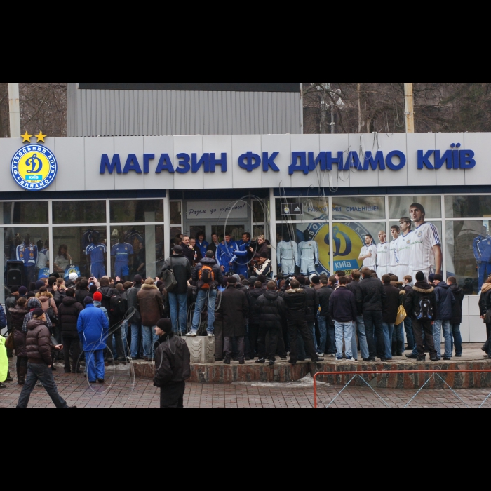 26 лютого 2010 біля стадіону «Динамо» імені Валерія Лобановського відкрито клубний магазин київського «Динамо». У відкритті взяли участь гравці Динамо А. Шевченко, А. Мілевський, Т. Михалик.