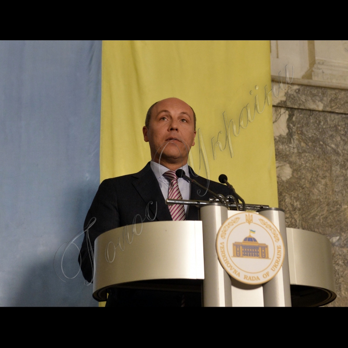 23 серпня 2016 Андрій Парубій продемонстрував відвідувачам Верховної Ради України історичний прапор, який 24 серпня 1991 року було урочисто внесено до Верховної Ради України
А також виставку «Символи нашої Незалежності», присвячену Дню Державного Прапора України та 25-річчю Незалежності Української держави, відвідати експозицію «Головний Прапор країни».