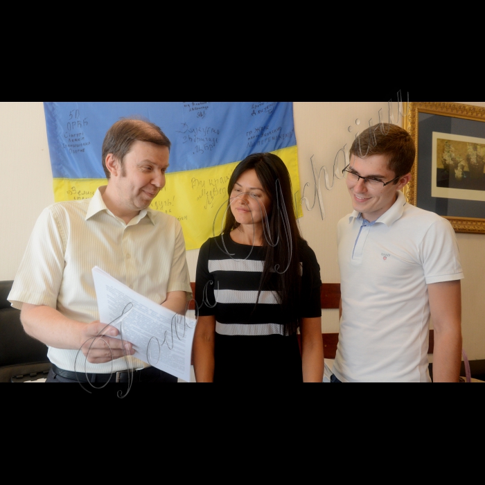 Заступник завідувача секретаріату Юрій Молоканов, головні консультанти секретаріату Олена Чорна, Володимир Товстенко (зліва направо) під час підготовки до засідання Комітету з питань сім'ї, молодіжної політики, спорту та туризму, на якому, зокрема, буде розглядатися проект Закону України про внесення змін до Закону України ''Про забезпечення організаційно-правових умов соціального захисту дітей-сиріт та дітей, позбавлених батьківського піклування ( друге читання), р. № 4784