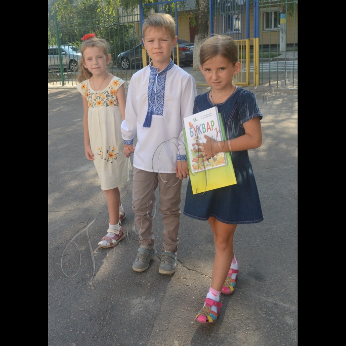 Києво-Святошинський район.  Село Софіївська Борщагівка. Загальноосвітня середня школа.