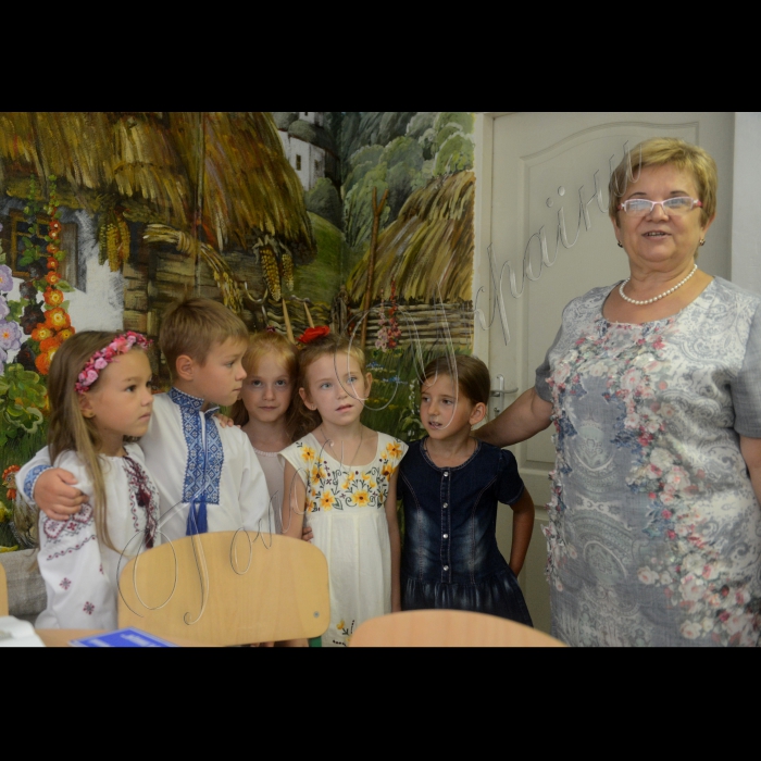 Києво-Святошинський район.  Село Софіївська Борщагівка. Загальноосвітня середня школа.
