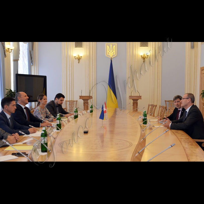 8 вересня 2016 зустріч Голови Верховної Ради України Андрія Парубія з канадським політиком Борисом Вжесневським.