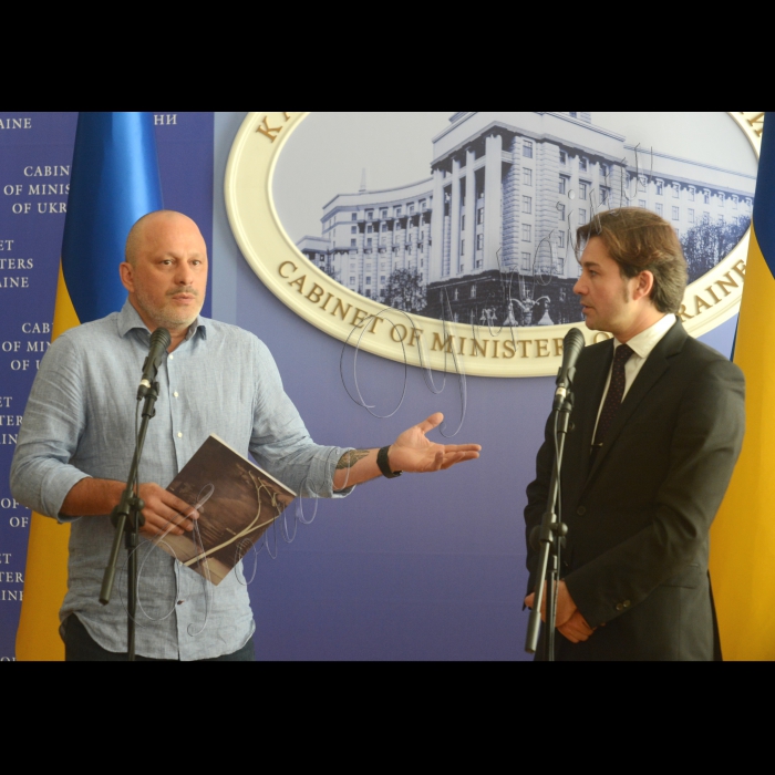 09 вересня 2016 оголошення міста-господаря Євробачення-2017. 
На брифінгу в Кабінеті Міністрів України назвали місто, в якому пройде міжнародний пісенний конкурс Євробачення 2017.
За перемогу активно боролися Київ, Одеса і Дніпро.
У результаті столицею пісенного конкурсу наступного року стане Київ.
Голова Національна телекомпанія України Зураб Аласанія і міністр культури України Євген Ніщук під час оголошення міста-господаря Євробачення-2017. 