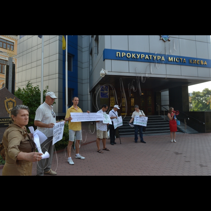 12 вересня 2016 біля прокуратури м. Києва пройшла акція «Прокурори! Відверніть людські жертви!». Учасники пікету  протестували проти незаконної забудови зсувного схилу Батиєвої гори столиці 25-поверховими комерційними висотками. Організатор акції – громадянська кампанія «Форум порятунку Києва».