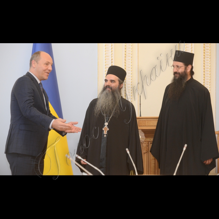 17 вересня 2016 Андрій Парубій: єдність і автокефалія Православної Церкви в Україні - запорука державної безпеки
Голова Верховної Ради України Андрій Парубій у суботу провів зустріч з делегацією ченців одного з найдавніших монастирів великого релігійного центру православної церкви  - Святої Гори Афон, зокрема, секретарем монастиря Кутлумуш ієромонахом Хризостомом і ієродияконом Хризостомом, які перебувають у Києві на запрошення Відкритого Православного Університету Святої Софії-Премудрості.