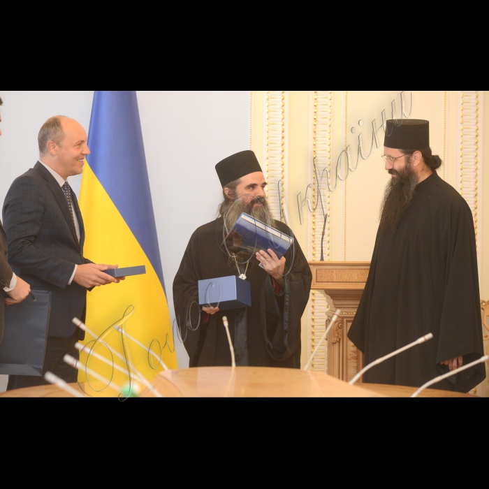 17 вересня 2016 Андрій Парубій: єдність і автокефалія Православної Церкви в Україні - запорука державної безпеки
Голова Верховної Ради України Андрій Парубій у суботу провів зустріч з делегацією ченців одного з найдавніших монастирів великого релігійного центру православної церкви  - Святої Гори Афон, зокрема, секретарем монастиря Кутлумуш ієромонахом Хризостомом і ієродияконом Хризостомом, які перебувають у Києві на запрошення Відкритого Православного Університету Святої Софії-Премудрості.