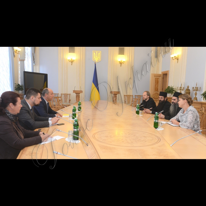 17 вересня 2016 Андрій Парубій: єдність і автокефалія Православної Церкви в Україні - запорука державної безпеки
Голова Верховної Ради України Андрій Парубій у суботу провів зустріч з делегацією ченців одного з найдавніших монастирів великого релігійного центру православної церкви  - Святої Гори Афон, зокрема, секретарем монастиря Кутлумуш ієромонахом Хризостомом і ієродияконом Хризостомом, які перебувають у Києві на запрошення Відкритого Православного Університету Святої Софії-Премудрості.