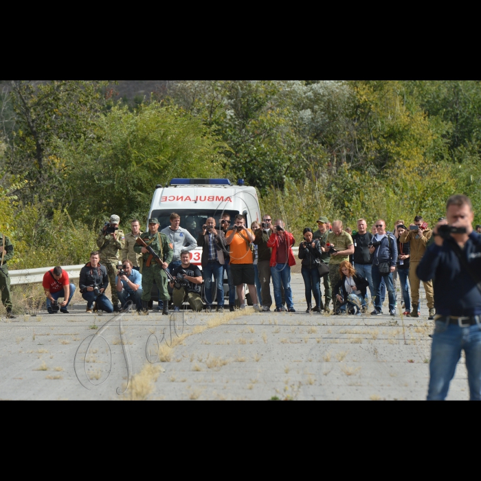 17 вересня 2016 місто Щастя Луганської області. Неймовірними зусиллями з полону визволили двох героїв, сильних духом мужчин Володимира Жемчугова і Юрія Супруна. Багато людей доклало зусиль до здійснення цього – Президент, Ірина Геращенко, Об’єднаний центр визволення заручників СБУ, рідні й близькі. «Головне в полоні – відчувати, що тебе не забула Батьківщина», - говорять уже колишні бранці.