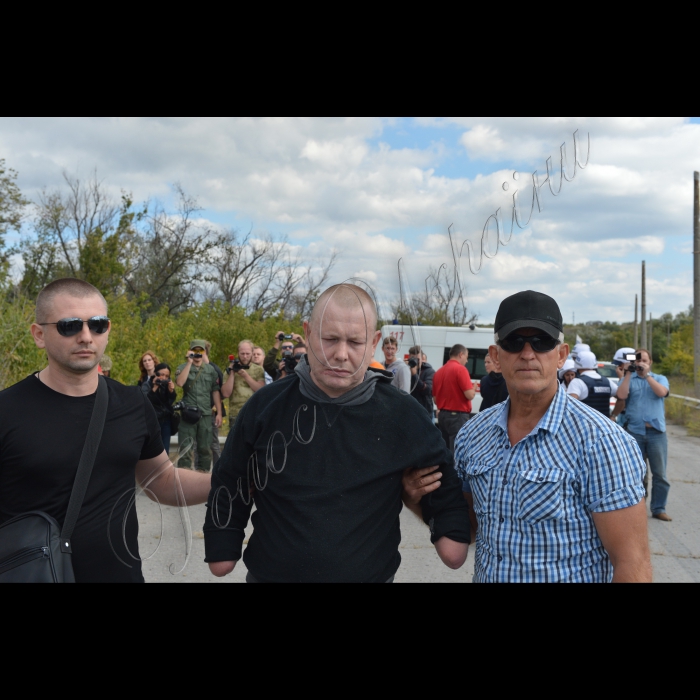 17 вересня 2016 місто Щастя Луганської області. Неймовірними зусиллями з полону визволили двох героїв, сильних духом мужчин Володимира Жемчугова і Юрія Супруна. Багато людей доклало зусиль до здійснення цього – Президент, Ірина Геращенко, Об’єднаний центр визволення заручників СБУ, рідні й близькі. «Головне в полоні – відчувати, що тебе не забула Батьківщина», - говорять уже колишні бранці.