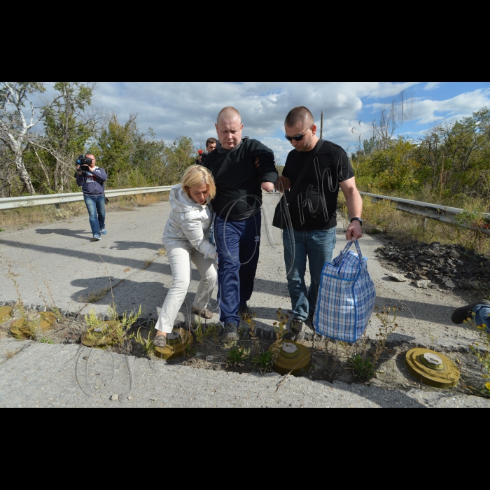17 вересня 2016 місто Щастя Луганської області. Неймовірними зусиллями з полону визволили двох героїв, сильних духом мужчин Володимира Жемчугова і Юрія Супруна. Багато людей доклало зусиль до здійснення цього – Президент, Ірина Геращенко, Об’єднаний центр визволення заручників СБУ, рідні й близькі. «Головне в полоні – відчувати, що тебе не забула Батьківщина», - говорять уже колишні бранці.