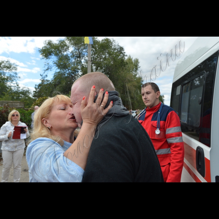 17 вересня 2016 місто Щастя Луганської області. Неймовірними зусиллями з полону визволили двох героїв, сильних духом мужчин Володимира Жемчугова і Юрія Супруна. Багато людей доклало зусиль до здійснення цього – Президент, Ірина Геращенко, Об’єднаний центр визволення заручників СБУ, рідні й близькі. «Головне в полоні – відчувати, що тебе не забула Батьківщина», - говорять уже колишні бранці.
