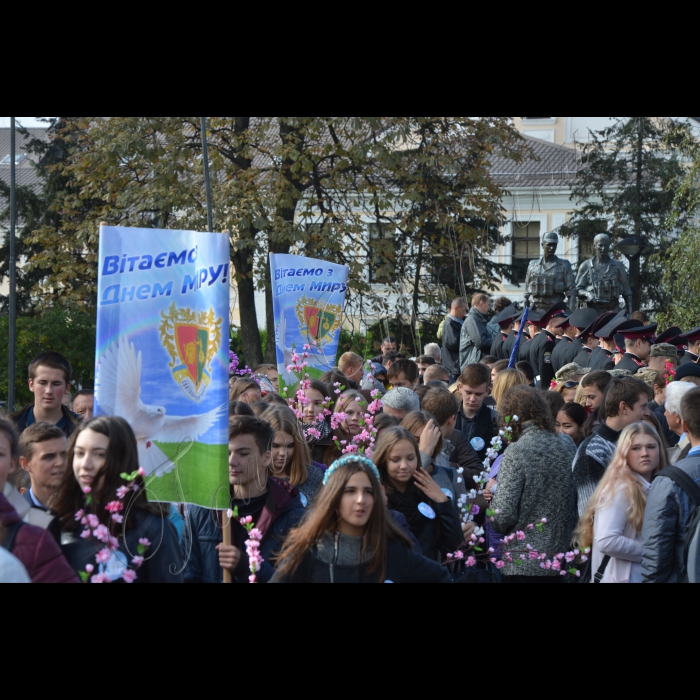 21 вересня 2016 у Києві пройшов Марш миру за участю представників міської влади та центральних органів виконавчої влади, представників ООН, громадських організацій ветеранів, учасників антитерористичної операції та молоді Києва. Учасники маршу поклали квіти до Меморіалу воїнам України, полеглим в Афганістані, а також пройшли урочистою ходою  від Меморіалу воїнам України, полеглим в Афганістані до Національного музею історії України у Другій світовій війні. На площі біля музею відбувся мітинг. 