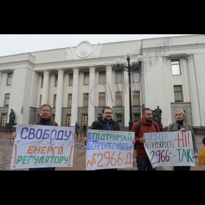 22 вересня 2016 біля Верховної Ради відбулася акція «Свободу енергорегулятору!» з вимогою прийняти Проект закону «Про Національну комісію в сфері енергетики та комунальних послуг» (№2966-д), який депутати розглядатимуть повторно у другому читанні. Активісти Громадської організації «Український Центр Європейської Політки», ОПОРА, Dixi group представлять перед входом до парламенту велику інсталяцію, яка символізуватиме незалежність оновленого національного енергетичного регулятора.