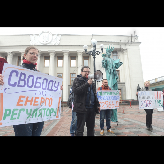22 вересня 2016 біля Верховної Ради відбулася акція «Свободу енергорегулятору!» з вимогою прийняти Проект закону «Про Національну комісію в сфері енергетики та комунальних послуг» (№2966-д), який депутати розглядатимуть повторно у другому читанні. Активісти Громадської організації «Український Центр Європейської Політки», ОПОРА, Dixi group представлять перед входом до парламенту велику інсталяцію, яка символізуватиме незалежність оновленого національного енергетичного регулятора.