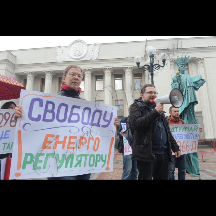 22 вересня 2016 біля Верховної Ради відбулася акція «Свободу енергорегулятору!» з вимогою прийняти Проект закону «Про Національну комісію в сфері енергетики та комунальних послуг» (№2966-д), який депутати розглядатимуть повторно у другому читанні. Активісти Громадської організації «Український Центр Європейської Політки», ОПОРА, Dixi group представлять перед входом до парламенту велику інсталяцію, яка символізуватиме незалежність оновленого національного енергетичного регулятора.