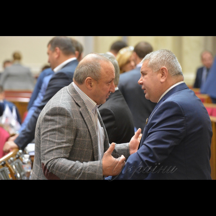 4 жовтня 2016 Сесія Верховної Ради України.
Валентин Нечипоренко - Відродження, Андрій Антонищак - БПП.