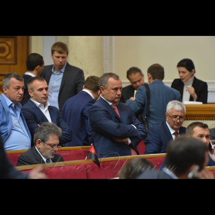 4 жовтня 2016 Сесія Верховної Ради України.
Фракція БПП - в центрі Олександр Домбровський.