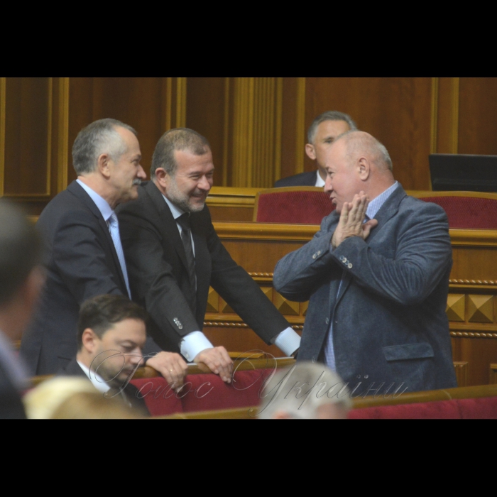 5 жовтня 2016 засідання Верховної Ради.
Віктор Пинзеник БП, Віктор Балога позафр., Віктор Чумак БП.