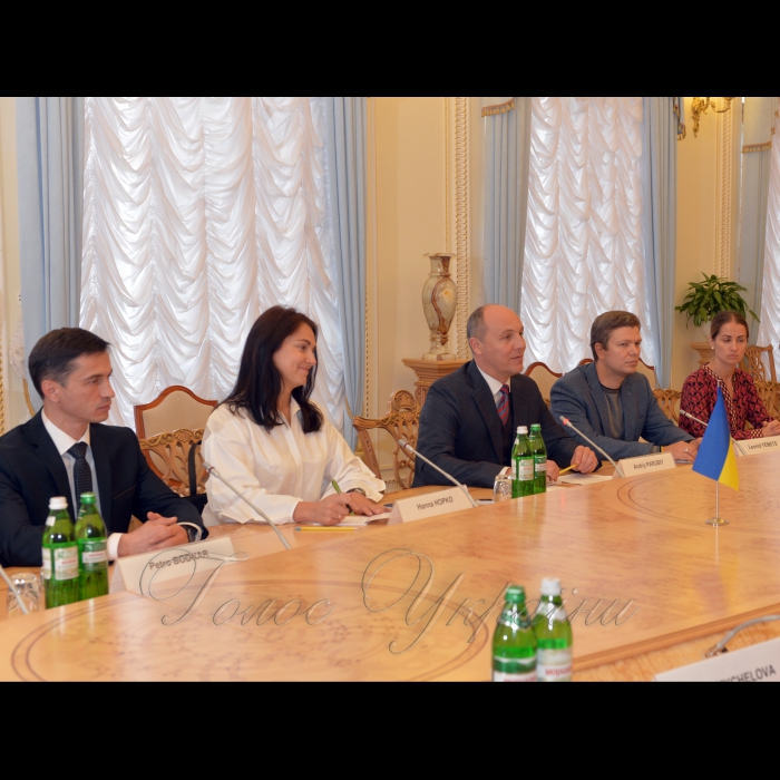7 жовтня 2016 зустріч Голови Верховної Ради України А.В. Парубія з Головою Європейської комісії за демократію через право (Венеціанська комісія) Дж. Букіккіо.
Першій заступник керівника Апарату Верховної Ради України - Керуючий справами Петро Боднар, голова Комітету Верховної Ради України у закордонних справах Ганна Гопко, Голова Верховної Ради України Андрій Парубій, народний депутат України Ємець, Керевник Секретаріату Голови Верховної Ради України Тетяна Подольска.