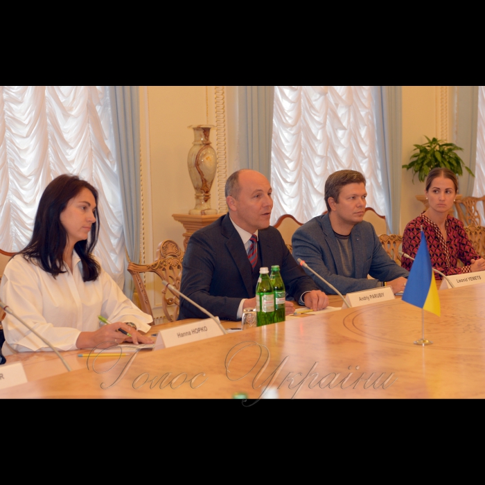 7 жовтня 2016 зустріч Голови Верховної Ради України А.В. Парубія з Головою Європейської комісії за демократію через право (Венеціанська комісія) Дж. Букіккіо.
Голова Комітету Верховної Ради України у закордонних справах Ганна Гопко, Голова Верховної Ради України Андрій Парубій, народний депутат України Ємец, Керевник Секретаріату Голови Верховної Ради України Тетяна Подольска.