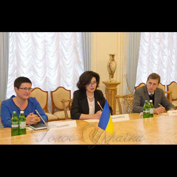 7 жовтня 2016 зустріч Заступника Голови Верховної Ради України Оксани Сироїд з Генеральним директором Директорату Європейської Комісії з питань політики добросусідства та переговорів щодо розширення Крістіаном Даніельсоном та Керуючим директором департаменту Європи та Центральної азії Європейської служби зовнішніх дій Томасом Майром-Хартінгом.
Керевнік секретаріату Заступника Голови Верховної Ради України Інна Квітко, Заступник Голови Верховної Ради України Оксана Сироїд, Радник Голови Верховної Ради України Остап Кривдик.