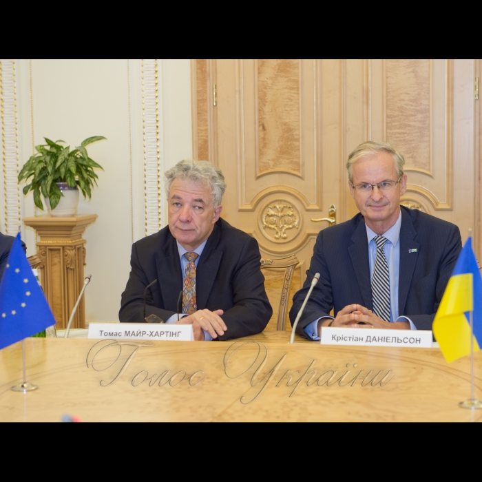 7 жовтня 2016 зустріч Заступника Голови Верховної Ради України Оксани Сироїд з Генеральним директором Директорату Європейської Комісії з питань політики добросусідства та переговорів щодо розширення Крістіаном Даніельсоном та Керуючим директором департаменту Європи та Центральної азії Європейської служби зовнішніх дій Томасом Майром-Хартінгом.
Керуючий директоро департаменту Європи та Центральної азії Європейської служби зовнішніх дій Томас Майром-Хартінг, Генеральний директор Директорату Європейської Комісії з питань політики добросусідства та переговорів щодо розширення Крістіан Даніельсоном.