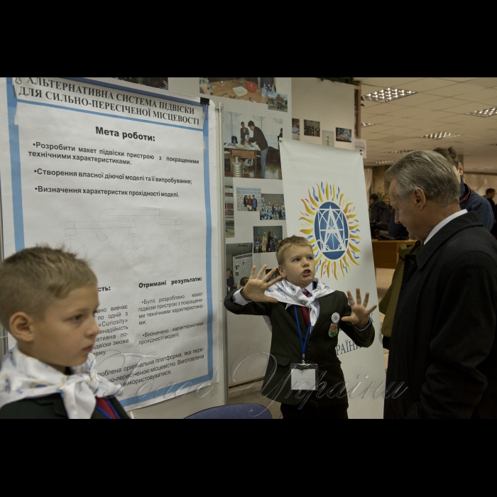 11 жовтня 2016 Київ. В НТУУ «КПІ» відкрився П'ятий фестиваль інноваційних проектів «Sikorsky Challenge 2016».
Учасник виставки Володимир Трофимчук та заступник проректора з наукової роботи Національного технічного університету України