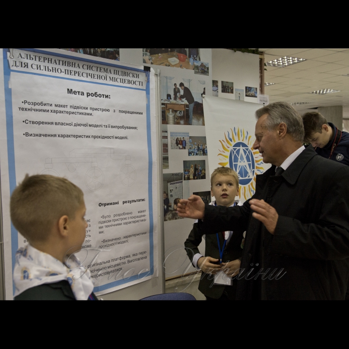 11 жовтня 2016 Київ. В НТУУ «КПІ» відкрився П'ятий фестиваль інноваційних проектів «Sikorsky Challenge 2016».
Учасник виставки Володимир Трофимчук та заступник проректора з наукової роботи Національного технічного університету України