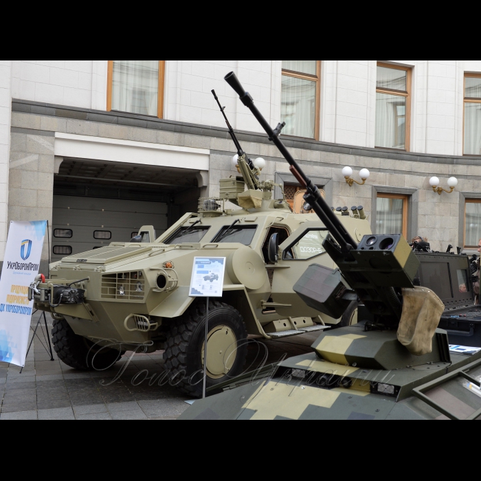 18 жовтня 2016 Голова Верховної Ради України Андрій Парубій оглянув сучасні військові розробки ДК «Укроборонпром».
Бойова машина десанту «Дозор».