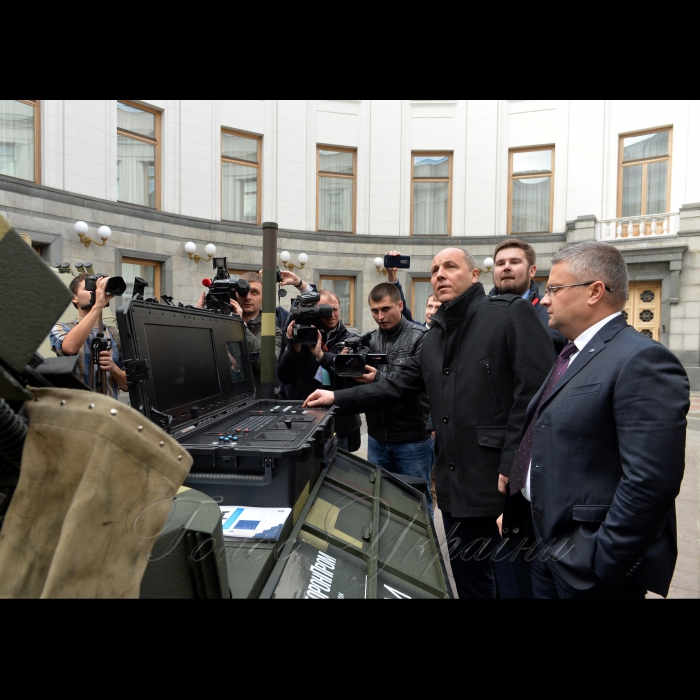 18 жовтня 2016 Голова Верховної Ради України Андрій Парубій оглянув сучасні військові розробки ДК «Укроборонпром».
Голова Верховної Ради України Андрій Парубій та Генеральний директор Державного концерну «Укроборонпро́м» Роман Романов біля безпілотного тактичного багатоцільового транспортного засобу «Фантом».