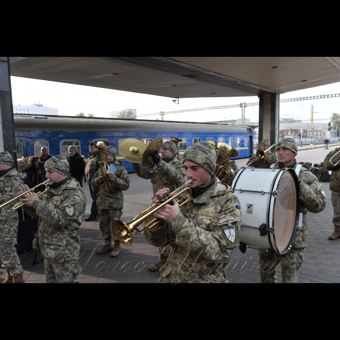 20 жовтня 2016 з Центрального залізничного вокзалу міста Києва вирушає «Потяг Єднання України «Труханівська Січ». Пасажири потягу — митці, волонтери, громадські діячі — проведуть концерти, лекції, майстер-класи у навчальних закладах та Будинках культури за маршрутом пересування. Цього разу поїзд проїде центральними та західними регіонами України. Зокрема, колектив потягу відвідає Житомирську, Вінницьку, Хмельницьку, Тернопільську, Львівську та Волинську області. Це вже третя подібна акція, яка проводиться за ініціативи Президента України — Верховного Головнокомандувача Збройних Сил України.
Військовий духовий оркестр 101 бригади ЗС України.