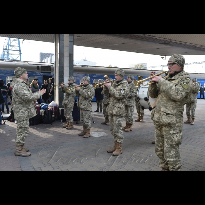 20 жовтня 2016 з Центрального залізничного вокзалу міста Києва вирушає «Потяг Єднання України «Труханівська Січ». Пасажири потягу — митці, волонтери, громадські діячі — проведуть концерти, лекції, майстер-класи у навчальних закладах та Будинках культури за маршрутом пересування. Цього разу поїзд проїде центральними та західними регіонами України. Зокрема, колектив потягу відвідає Житомирську, Вінницьку, Хмельницьку, Тернопільську, Львівську та Волинську області. Це вже третя подібна акція, яка проводиться за ініціативи Президента України — Верховного Головнокомандувача Збройних Сил України.
Військовий духовий оркестр 101 бригади ЗС України.