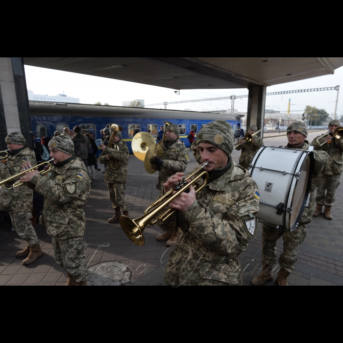 20 жовтня 2016 з Центрального залізничного вокзалу міста Києва вирушає «Потяг Єднання України «Труханівська Січ». Пасажири потягу — митці, волонтери, громадські діячі — проведуть концерти, лекції, майстер-класи у навчальних закладах та Будинках культури за маршрутом пересування. Цього разу поїзд проїде центральними та західними регіонами України. Зокрема, колектив потягу відвідає Житомирську, Вінницьку, Хмельницьку, Тернопільську, Львівську та Волинську області. Це вже третя подібна акція, яка проводиться за ініціативи Президента України — Верховного Головнокомандувача Збройних Сил України.
Військовий духовий оркестр 101 бригади ЗС України.