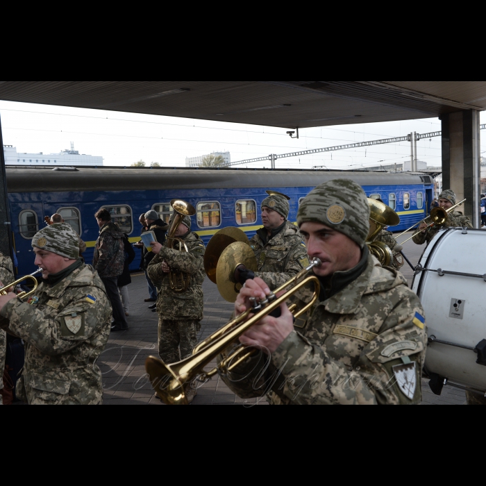 20 жовтня 2016 з Центрального залізничного вокзалу міста Києва вирушає «Потяг Єднання України «Труханівська Січ». Пасажири потягу — митці, волонтери, громадські діячі — проведуть концерти, лекції, майстер-класи у навчальних закладах та Будинках культури за маршрутом пересування. Цього разу поїзд проїде центральними та західними регіонами України. Зокрема, колектив потягу відвідає Житомирську, Вінницьку, Хмельницьку, Тернопільську, Львівську та Волинську області. Це вже третя подібна акція, яка проводиться за ініціативи Президента України — Верховного Головнокомандувача Збройних Сил України.
Військовий духовий оркестр 101 бригади ЗС України.