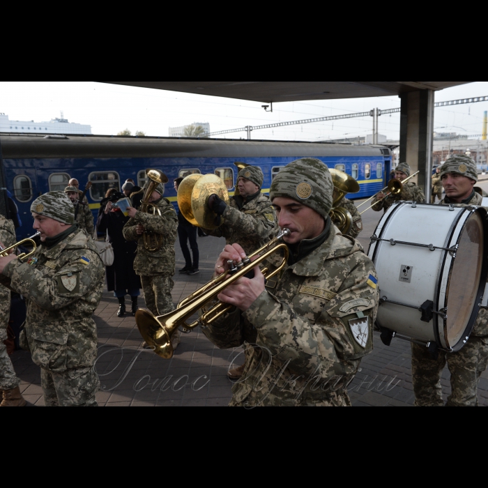 20 жовтня 2016 з Центрального залізничного вокзалу міста Києва вирушає «Потяг Єднання України «Труханівська Січ». Пасажири потягу — митці, волонтери, громадські діячі — проведуть концерти, лекції, майстер-класи у навчальних закладах та Будинках культури за маршрутом пересування. Цього разу поїзд проїде центральними та західними регіонами України. Зокрема, колектив потягу відвідає Житомирську, Вінницьку, Хмельницьку, Тернопільську, Львівську та Волинську області. Це вже третя подібна акція, яка проводиться за ініціативи Президента України — Верховного Головнокомандувача Збройних Сил України.
Військовий духовий оркестр 101 бригади ЗС України.