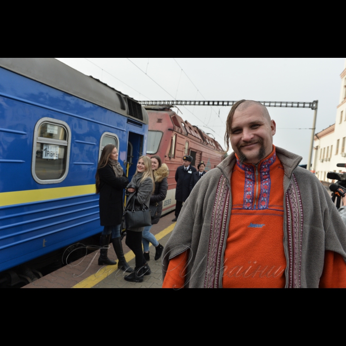 20 жовтня 2016 з Центрального залізничного вокзалу міста Києва вирушає «Потяг Єднання України «Труханівська Січ». Пасажири потягу — митці, волонтери, громадські діячі — проведуть концерти, лекції, майстер-класи у навчальних закладах та Будинках культури за маршрутом пересування. Цього разу поїзд проїде центральними та західними регіонами України. Зокрема, колектив потягу відвідає Житомирську, Вінницьку, Хмельницьку, Тернопільську, Львівську та Волинську області. Це вже третя подібна акція, яка проводиться за ініціативи Президента України — Верховного Головнокомандувача Збройних Сил України.
Кобзар Святогір (Харків).