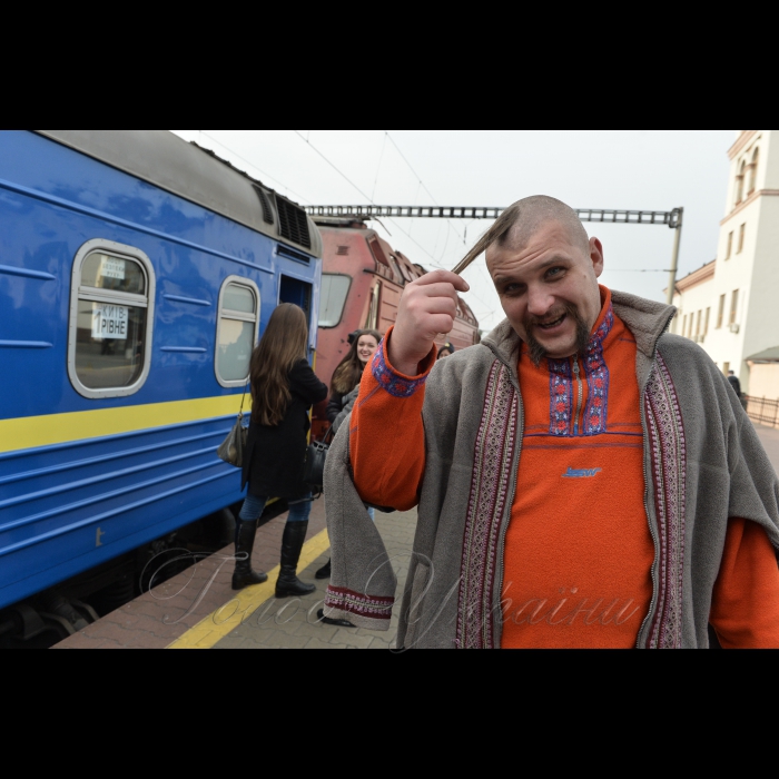 20 жовтня 2016 з Центрального залізничного вокзалу міста Києва вирушає «Потяг Єднання України «Труханівська Січ». Пасажири потягу — митці, волонтери, громадські діячі — проведуть концерти, лекції, майстер-класи у навчальних закладах та Будинках культури за маршрутом пересування. Цього разу поїзд проїде центральними та західними регіонами України. Зокрема, колектив потягу відвідає Житомирську, Вінницьку, Хмельницьку, Тернопільську, Львівську та Волинську області. Це вже третя подібна акція, яка проводиться за ініціативи Президента України — Верховного Головнокомандувача Збройних Сил України.
Кобзар Святогір (Харків).