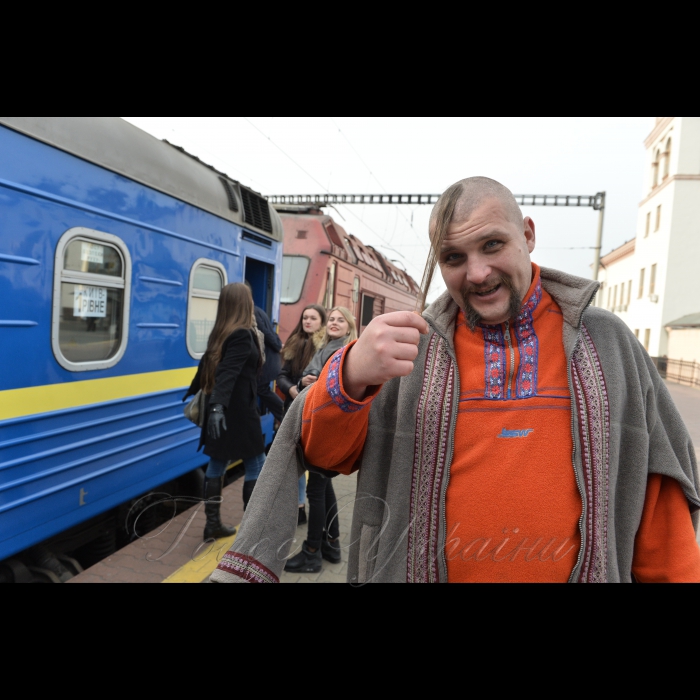 20 жовтня 2016 з Центрального залізничного вокзалу міста Києва вирушає «Потяг Єднання України «Труханівська Січ». Пасажири потягу — митці, волонтери, громадські діячі — проведуть концерти, лекції, майстер-класи у навчальних закладах та Будинках культури за маршрутом пересування. Цього разу поїзд проїде центральними та західними регіонами України. Зокрема, колектив потягу відвідає Житомирську, Вінницьку, Хмельницьку, Тернопільську, Львівську та Волинську області. Це вже третя подібна акція, яка проводиться за ініціативи Президента України — Верховного Головнокомандувача Збройних Сил України.
Кобзар Святогір (Харків).