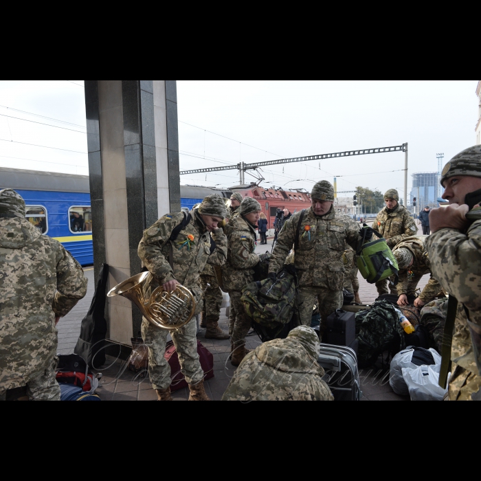 20 жовтня 2016 з Центрального залізничного вокзалу міста Києва вирушає «Потяг Єднання України «Труханівська Січ». Пасажири потягу — митці, волонтери, громадські діячі — проведуть концерти, лекції, майстер-класи у навчальних закладах та Будинках культури за маршрутом пересування. Цього разу поїзд проїде центральними та західними регіонами України. Зокрема, колектив потягу відвідає Житомирську, Вінницьку, Хмельницьку, Тернопільську, Львівську та Волинську області. Це вже третя подібна акція, яка проводиться за ініціативи Президента України — Верховного Головнокомандувача Збройних Сил України.
Військовий духовий оркестр 101 бригади ЗС України.