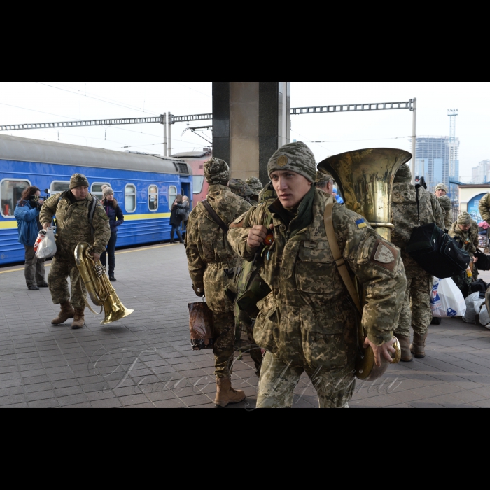 20 жовтня 2016 з Центрального залізничного вокзалу міста Києва вирушає «Потяг Єднання України «Труханівська Січ». Пасажири потягу — митці, волонтери, громадські діячі — проведуть концерти, лекції, майстер-класи у навчальних закладах та Будинках культури за маршрутом пересування. Цього разу поїзд проїде центральними та західними регіонами України. Зокрема, колектив потягу відвідає Житомирську, Вінницьку, Хмельницьку, Тернопільську, Львівську та Волинську області. Це вже третя подібна акція, яка проводиться за ініціативи Президента України — Верховного Головнокомандувача Збройних Сил України.
Військовий духовий оркестр 101 бригади ЗС України.